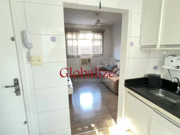 Imagem Apartamento à venda com 60m², 2 quartos, vaga demarcada por R$459.000,00 no Embaré em Santos