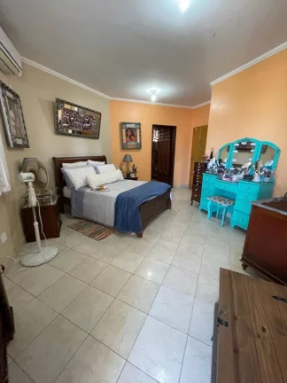 Imagem Casa de Andar à Venda no Bairro Atalaia: Espaçosa, Bem Localizada e Confortável!