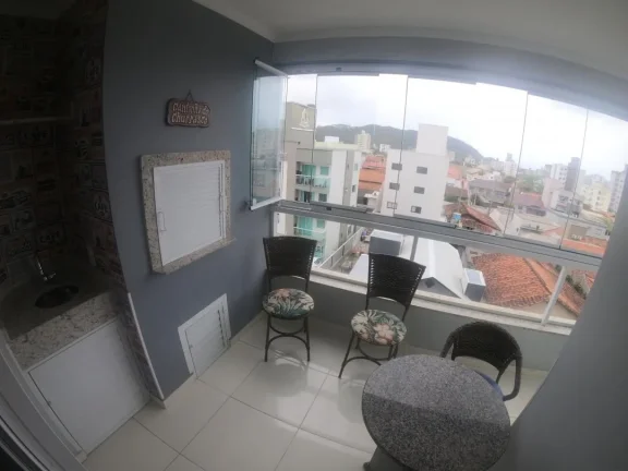 Imagem Adriano Carpes vende apartamento, com 02 quartos, sendo 01 suíte, mobiliado em excelente localização na praia de Gravatá na cidade Navegantes, Santa Catarina próximo ao parque Beto Carrero.