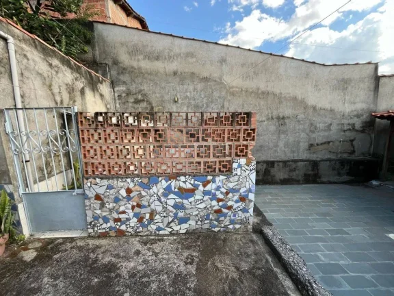 Imagem Casa Ampla e Segura com Grande Área Externa e Horta – 3 Quartos e Vagas para 4 Carros!