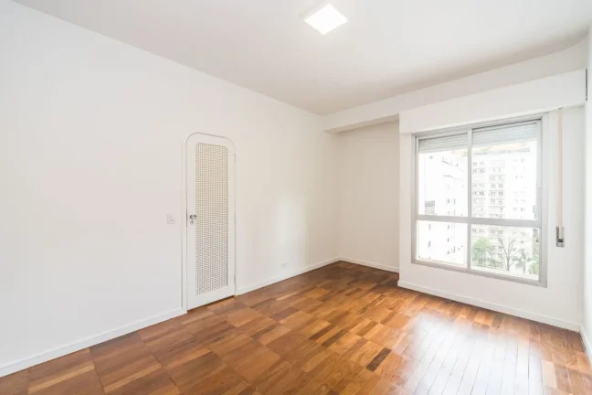 Imagem OPORTUNIDADE IMPERDÍVEL ! Apartamento Reformado 161M², 3Q, 1 Suíte, 2 Banheiros, 2 Vagas, Academia, Brinquedoteca, Playground, Salão de Festas.