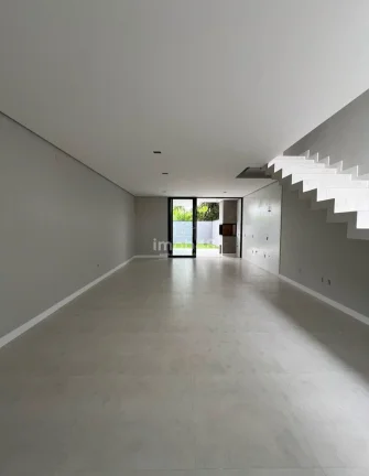 Imagem Sobrado à Venda em Sertão do Maruim - 3 Dormitórios, R$620k