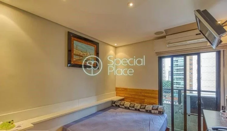 Imagem Amplo apartamento à venda com 3 quartos, sendo 3 suítes, e 4 banheiros no total. Este apartamento ...