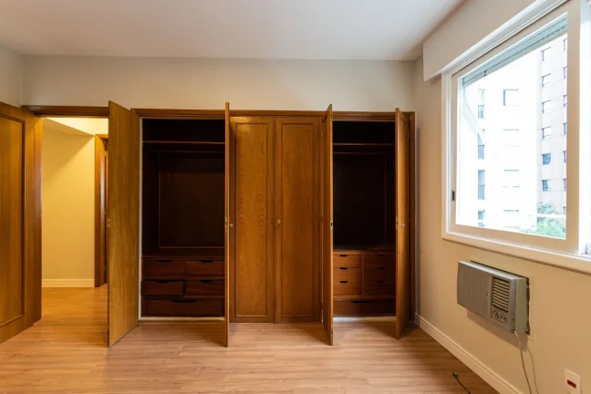 Imagem Apartamento 134M², 3Q, 1 Suíte, 2 Banheiros, 1 Vaga, Armários, Ar Condicionado.