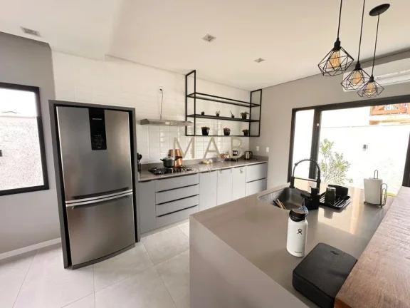 Imagem Te convido para conhecer seu mais novo lar!! Casa com 4 dormitórios sendo 1 suíte, SEMIMOBILIADA, para Venda no Bairro Rio Vermelho em Florianópolis!