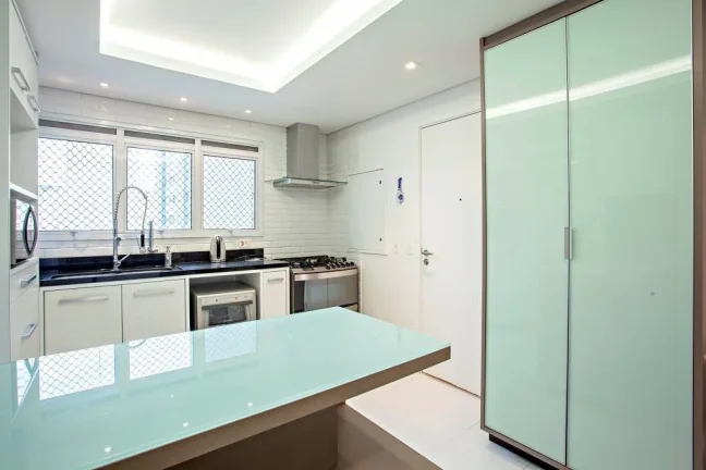 Imagem Apartamento 258M², 3Q, 3 Suítes, 2 Salas, 5 Banheiros, 4 Vagas, Varanda Gourmet, Academia, Piscinas, Churrasqueira, Salão de Festas e Jogos, Depósito.