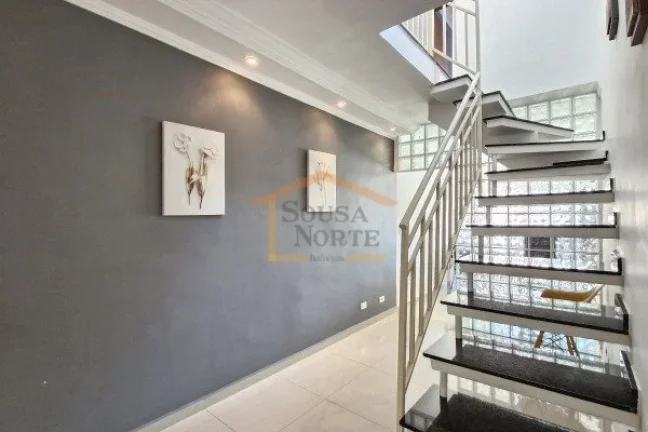 Imagem Sobrado residencial com 92m². O imóvel possui sala bem iluminada, cozinha com armários planejados...