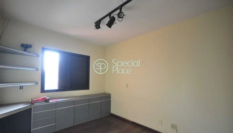 Imagem Amplo apartamento à venda com 6 quartos, sendo 3 suítes, e 6 banheiros no total. Este apartamento ...