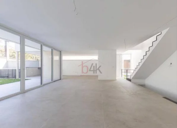 Imagem Casa alto padrão em condomínio fechado à venda.