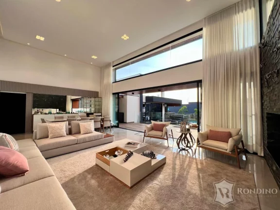 Imagem Casa t?(C)rrea em condomínio moderna com 03 suítes, escritório e cinema.