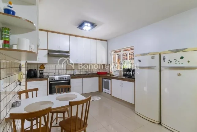 Imagem Casa espaçosa disponível para venda, com 5 quartos, incluindo 2 suítes, e 4 banheiros. O imóvel ...