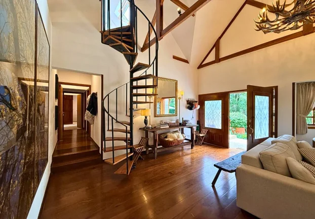 Imagem Casa de serra com lareira e jardim na Vila Inglesa | 4 dormitórios | terreno de 927 m²