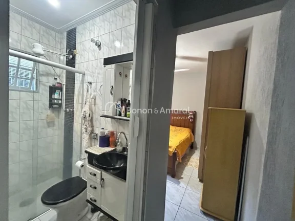 Imagem Casa em rua tranquila, recentemente pintada, com garagem para até 5 carros. Possui sala de estar, s...