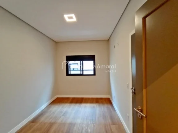 Imagem Com arquitetura moderna e ambientes aconchegantes, esta residência oferece um living integrado para...