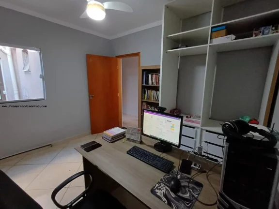 Imagem Sobrado para Venda em Piracicaba, ÁGUA BRANCA, 4 dormitórios, 1 suíte, 2 banheiros, 2 vagas