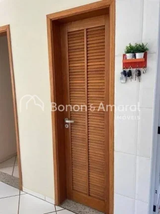 Imagem .Casa conta com sala de estar; sala de jantar com cozinha integrada; despensa; área de serviço; um...