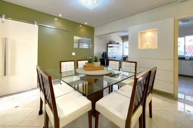 Imagem Este espaçoso apartamento oferece uma combinação perfeita de conforto e conveniência. Com quatro...