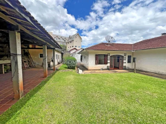 Imagem Casa à venda no centrinho do Capivari em Campos do Jordão | Terreno plano com alto potencial de investimento