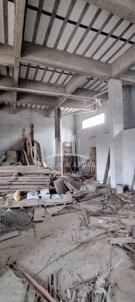 Imagem Aluga-se Galpão 240m², Fachada 17mts, 2 Banheiros (PNE), 6 vagas para clientes, Pé D. 5 mts, estrutura para fazer mezanino, Na Principal Av. de Ribeirão Pires-SP