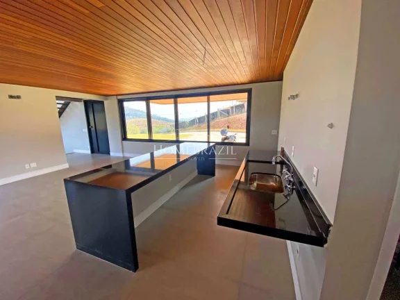 Imagem Casa de Alto Padrão à Venda no Condomínio Iporanga em Campos do Jordão | Vista Panorâmica e Heliponto