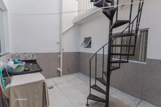 Imagem Com aproximadamente 180 m² de área construída, o imóvel conta com 4 quartos, sendo 1 suíte, ofe...