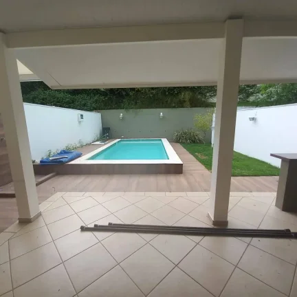 Imagem Casa 03 Dormitórios sendo 01 Suíte, quartos com móveis, piscina