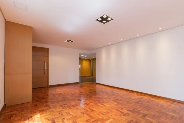 Imagem OPORTUNIDADE IMPERDÍVEL ! Apartamento 125M² Reformado, 3Q, 1 Suíte, 2 Banheiros, 2 Vagas.