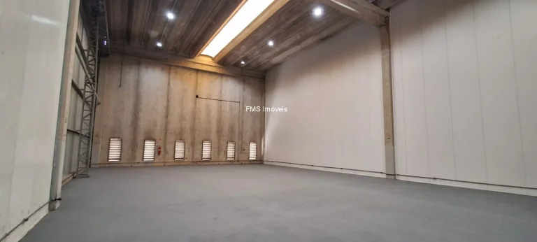 Imagem Galpão com 2025m² para locação em Tamboré.