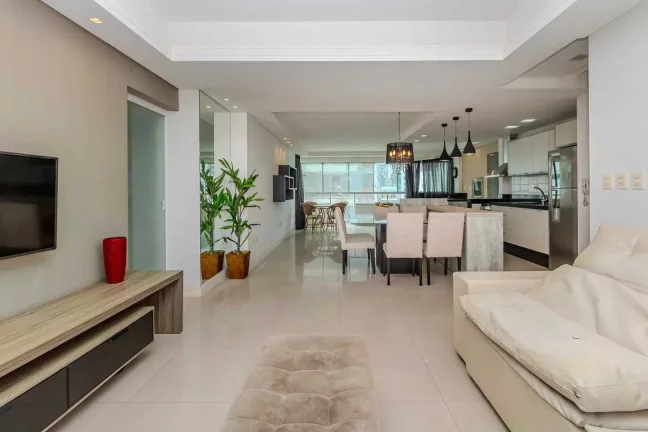Imagem Apartamento mobiliado de 3 suítes sendo 2 demi e 2 vagas de garagem no Centro de Balneário Camboriú