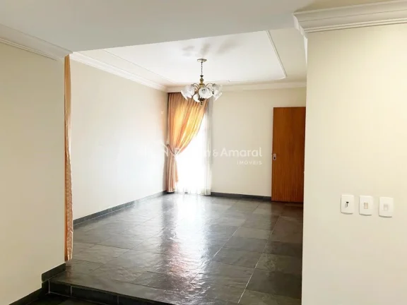 Imagem MORE NUM AMPLO APARTAMENTO DE 208m² !!!

Sala ampla para 3 ambientes, sala de almoço e sala de jan...