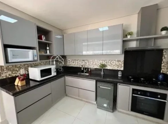 Imagem Linda casa à venda no Condomínio Portal do Jequitibá, em Valinhos/SP, com 3 suítes, todas com va...