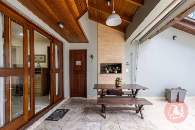Imagem Casa de 208 m² com 4 quartos, 3 vagas e piscina.