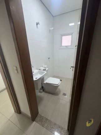 Imagem Galpão Comercial de Alto Padrão em Cotia-SP 2 Salas, 4 Banheiros, 527m² Venda ou Locação no Jardim Santa Paula
