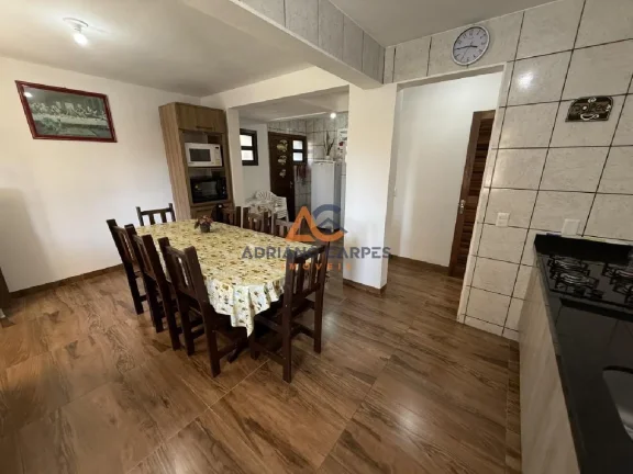 Imagem Casa semimobiliada no Gravatá com 5 dormitórios, sendo 1 suíte com 336m² de terreno a venda pela Imobiliária Adriano Carpes
