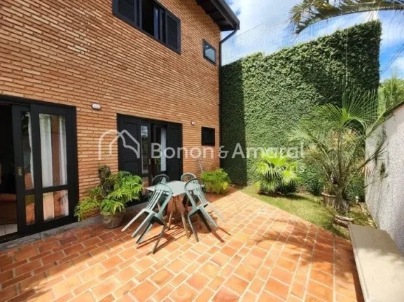 Imagem Belíssima casa com 250 m² de construção e terreno com área de 449 m². Na parte inferior há 1 ...