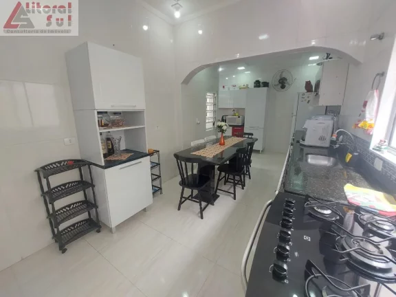 Imagem Imóvel Espaçoso e Aconchegante com 2 Quartos e 2 Vagas de Garagem em Ocian, Praia Grande-SP - Confira!