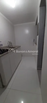 Imagem Imóvel espaçoso com 2 dormitórios, sendo 1 suíte, e 2 banheiros no total. O apartamento está be...