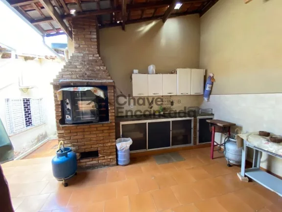 Imagem Casa grande com piscina e sustentabilidade.