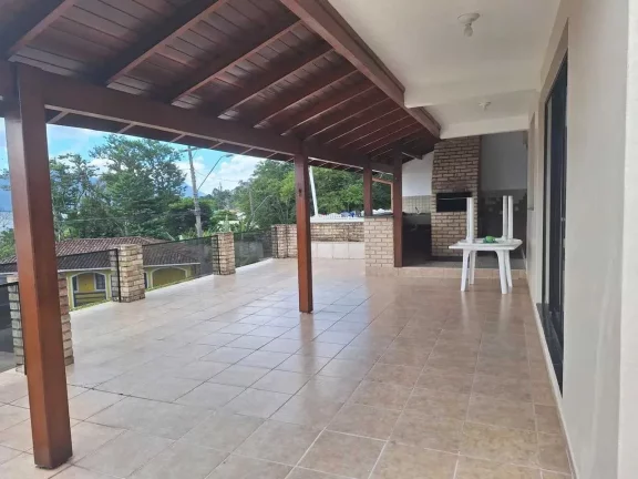 Imagem Casa mobiliada com 4 dormitórios sendo 2 suítes e 3 vagas de garagem em Florianópolis