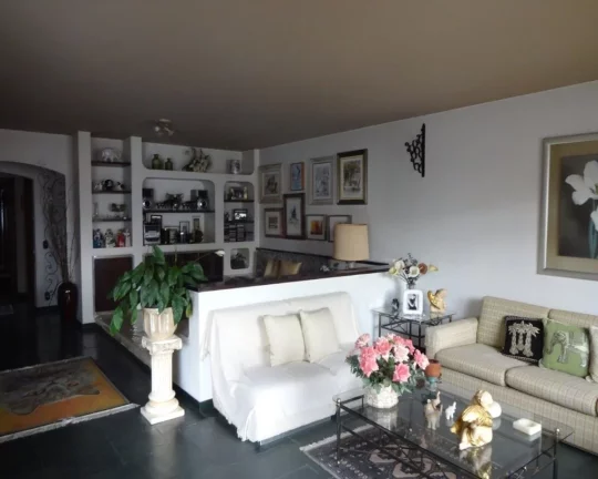 Imagem Apartamento bem distribuÃ­do com piso de madeira e armÃ¡rios, living para 03 ambientes, lavabo, ...