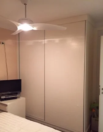 Imagem Apto de 60M², 2 quartos, armário, banheiro, sala aberta e cozinha americana planejada, área de serviço. Vaga fixa.