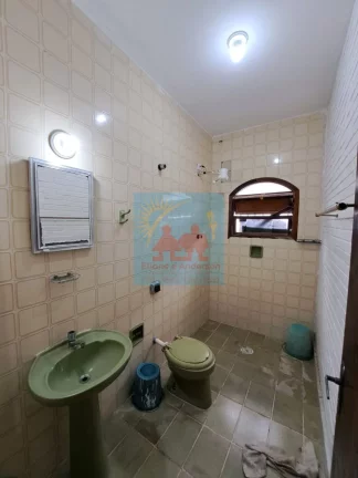 Imagem Casa à 200 metros da Praia de Mongaguá, com churrasqueira e garagem para dois veiculos 250mil