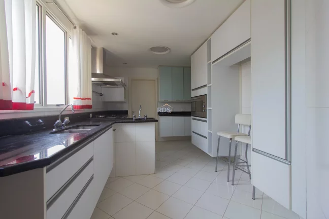Imagem Vende apartamento de 260m² com 4 suítes e 4 vagas no Edifício Lindenberg Tangará