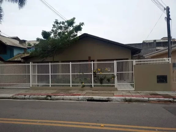 Imagem Casa à Venda em Canasvieiras – 4 Dormitórios 200 Metros da Praia