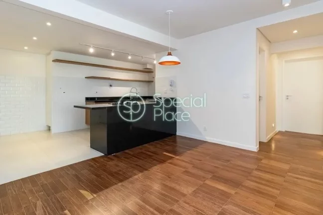 Imagem Apto com 129,23m² no Itaim Bibi Sala ampla para 2 ambientes com cozinha integrada e armários plane...