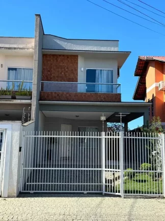 Imagem Sobrado com 3 dormitórios sendo 1 suíte e 2 vagas - Iririú | Joinville/SC