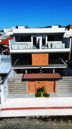 Imagem Sobrado Geminado para Venda em Balneário Camboriú, CENTRO, 3 dormitórios, 3 suítes, 4 banheiros, 2 vagas
