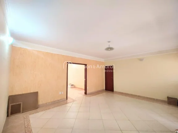 Imagem Localizada no coração do condomínio, em uma rua tranquila, esta casa térrea oferece conforto e p...