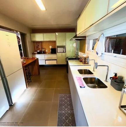 Imagem Vila de Abrantes: Casa de Luxo à Venda em Condomínio Fechado - 4 Quartos, 4 Suítes, 2 Salas - Camaçari-BA - 298m²