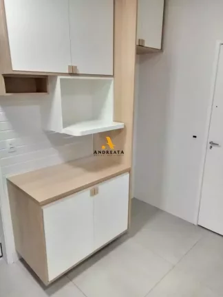 Imagem Apartamento espaçoso com 130m²; 4 quartos, sendo 1 suíte; 2 banheiros, 1 lavabo e um banheiro de serviço.